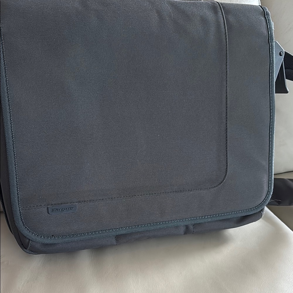 Incase Black Messenger Bag